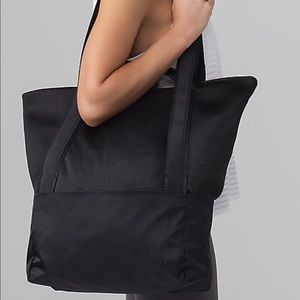 Lululemon Hot mesh tote